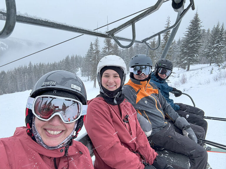 danielle-palm-family-skiing-768x576